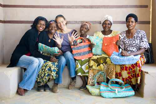 Las bolsas de plástico se convierten en bolsos de moda y crean puestos de trabajo en Zambia