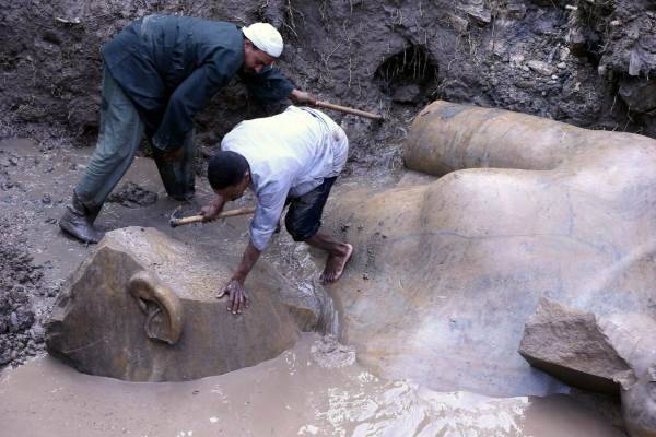 Ramsés II emerge das águas: uma enorme estátua do faraó do Egito é descoberta