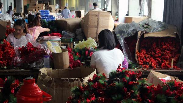 El pueblo chino donde se fabrica nuestra Navidad contaminante, explotando a los trabajadores (FOTO)