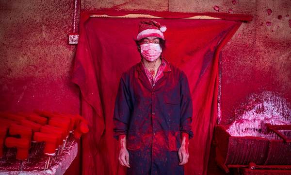 El pueblo chino donde se fabrica nuestra Navidad contaminante, explotando a los trabajadores (FOTO)