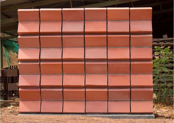 The new red bricks that heat the house in a natural way (PHOTO)