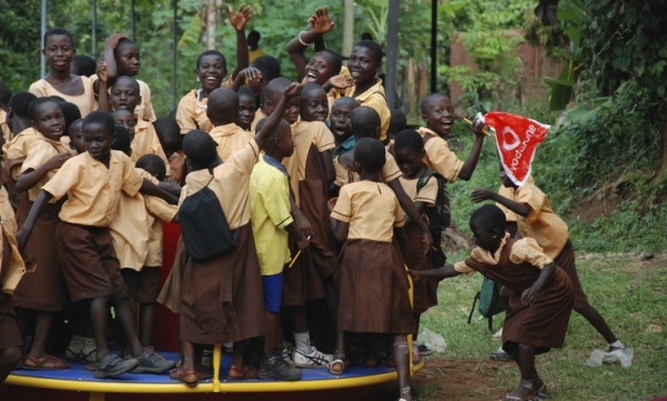 Le carrousel qui produit de l'énergie illumine les enfants du Ghana