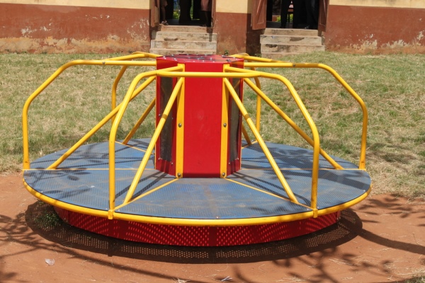 The carousel that produces energy illuminates the children of Ghana