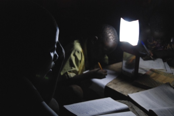 El carrusel que produce energía ilumina a los niños de Ghana
