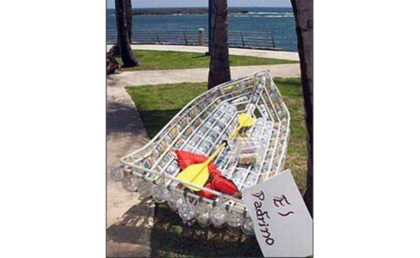 5 bateaux, canots ou kayaks fabriqués avec des bouteilles en plastique