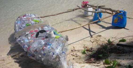 5 bateaux, canots ou kayaks fabriqués avec des bouteilles en plastique