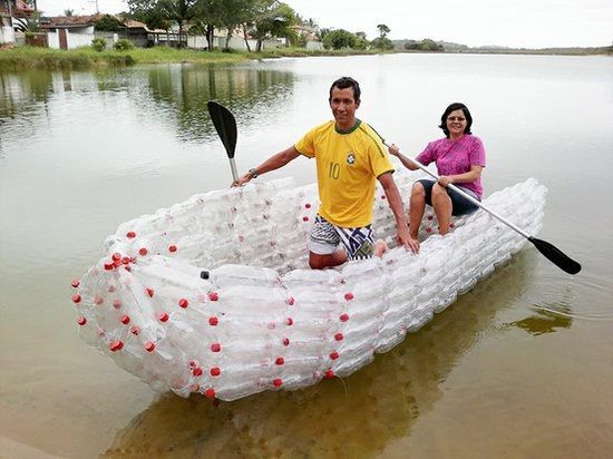 5 barcos, canoas ou caiaques feitos com garrafas plásticas