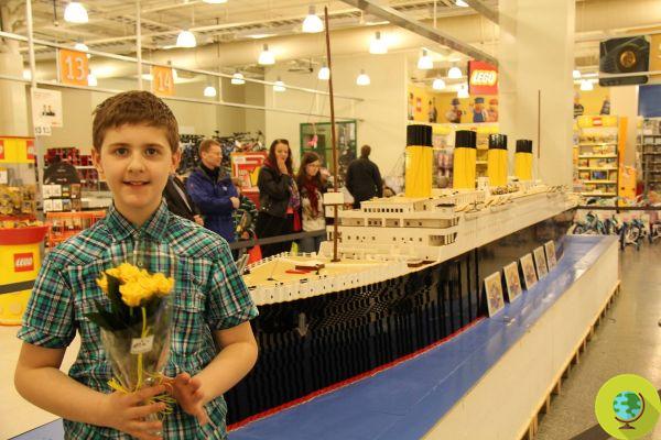 Niño autista construye el Lego Titanic más grande del mundo, enseñándonos a creer en los sueños
