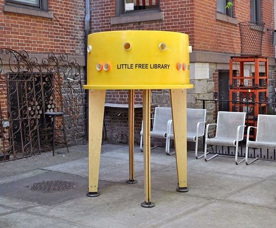Petites bibliothèques gratuites : un hublot jaune pour le bookcrossing au cœur de New York