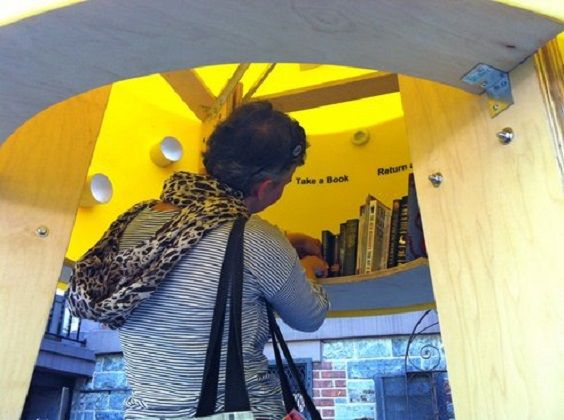 Petites bibliothèques gratuites : un hublot jaune pour le bookcrossing au cœur de New York