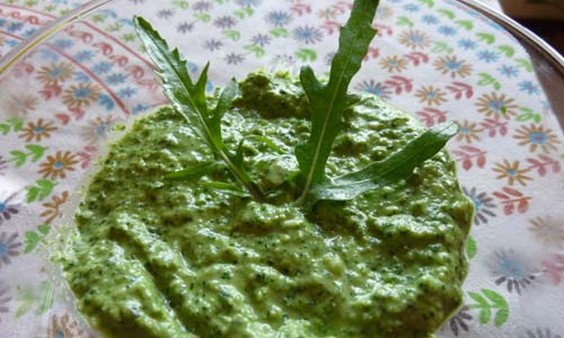 Pesto de rúcula: la receta y cómo usarlo
