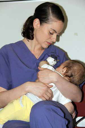 A enfermeira israelense que amamentou o bebê de uma mulher palestina em coma