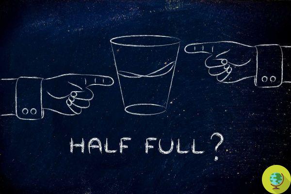 Si vous voulez commencer à voir le verre à moitié plein, mettez de côté ces 10 habitudes (plus 1) des gens malheureux