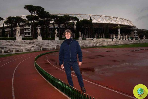 ¿Cuánta agua consume una simple camiseta? Alberto Angela llena el Stadio dei Marmi con 3900 botellas (de vidrio)