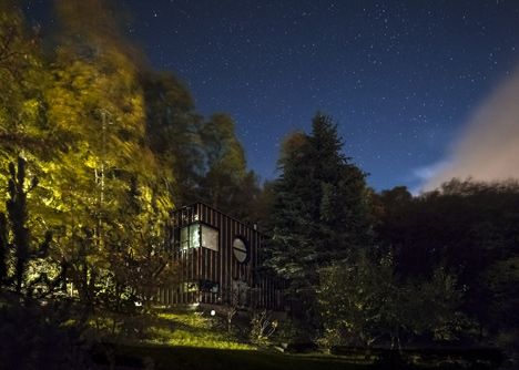 Cabaña de troncos en el bosque húngaro construida por un fotógrafo en solo dos días