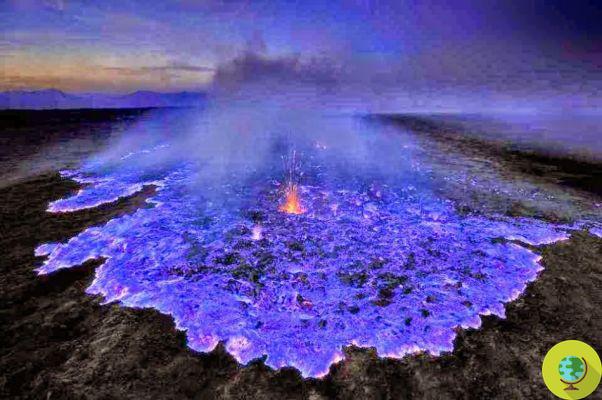 En Indonesia el volcán que produce lava azul