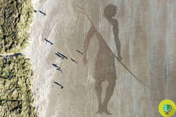 Cet artiste a créé un surfeur de 40 mètres dans le sable en utilisant juste un râteau de jardin