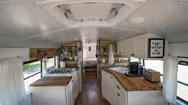 Eles deixam tudo para viajar em um ônibus escolar transformado em uma casinha (FOTO e VÍDEO)