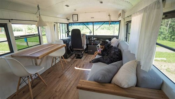 Dejan todo para viajar en bus escolar transformado en una casita (FOTO y VIDEO)