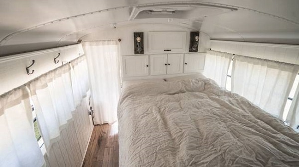 Dejan todo para viajar en bus escolar transformado en una casita (FOTO y VIDEO)