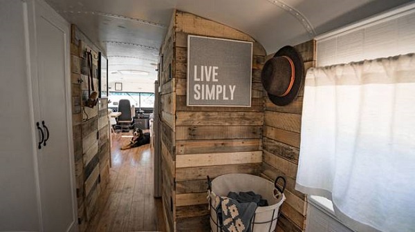 Ils quittent tout pour voyager dans un bus scolaire transformé en tiny house (PHOTO et VIDEO)