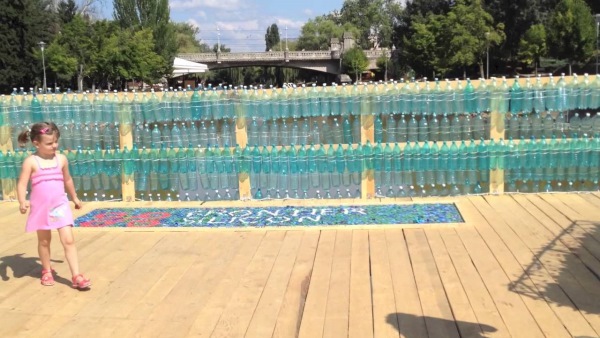 Na Romênia, a ponte construída com 157 mil garrafas plásticas