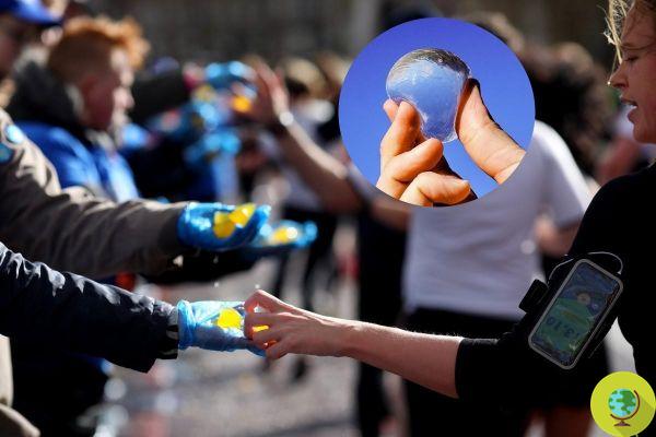 Bolas de agua comestibles en lugar de botellas de plástico distribuidas en el Maratón de Londres