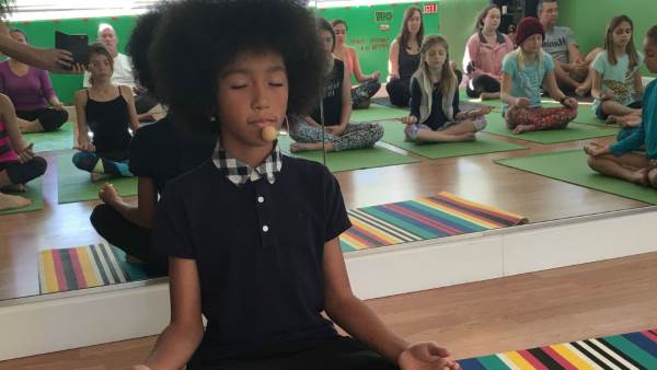 Tabay Atkins, the youngest yoga teacher helping cancer patients (VIDEO)
