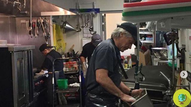 Even in full coronavirus emergency, Jon Bon Jovi washes the dishes and prepares hot meals in his solidarity restaurant 