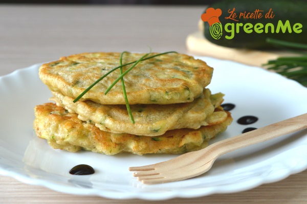 Savory pancakes with zucchini and chives [recipe without butter]