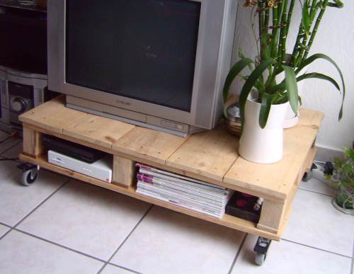 Furnish with creative recycling: pallets