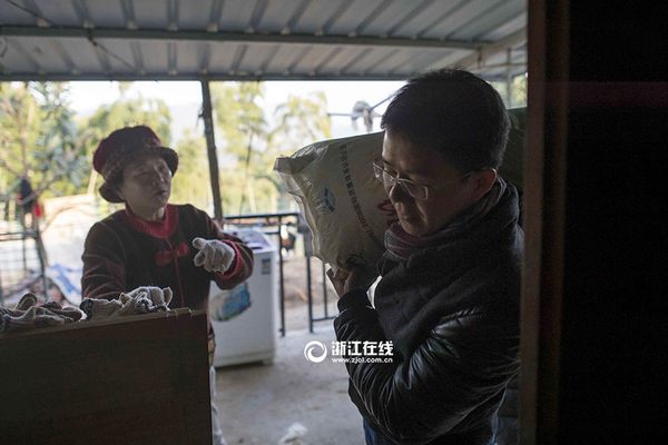Weng Xiaoping, el médico jubilado que vendió todo para salvar perros y gatos (FOTO)