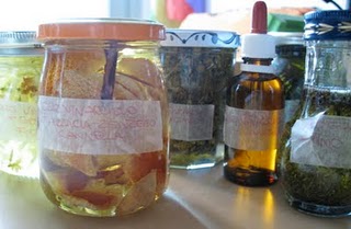 Aceites corporales perfumados caseros: la receta de la oleolita de jazmín