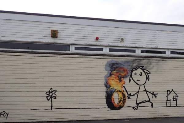 Banksy dá um mural para as crianças de uma escola de Bristol (FOTO e VÍDEO)