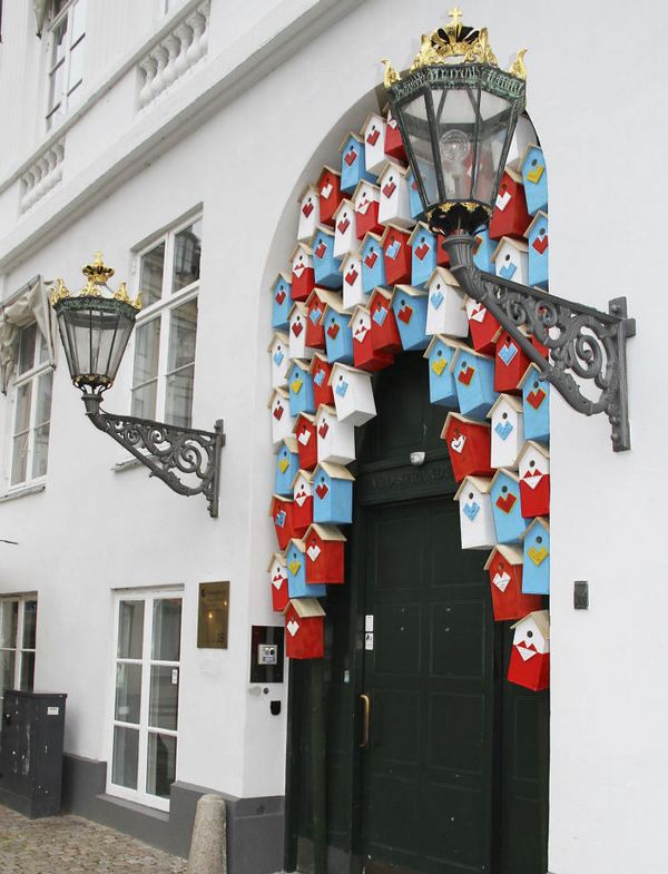 The artist who built 3500 birdhouses in cities around the world (PHOTO)