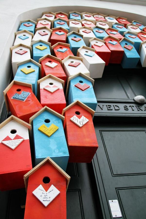 El artista que construyó 3500 casas para pájaros en ciudades de todo el mundo (FOTO)