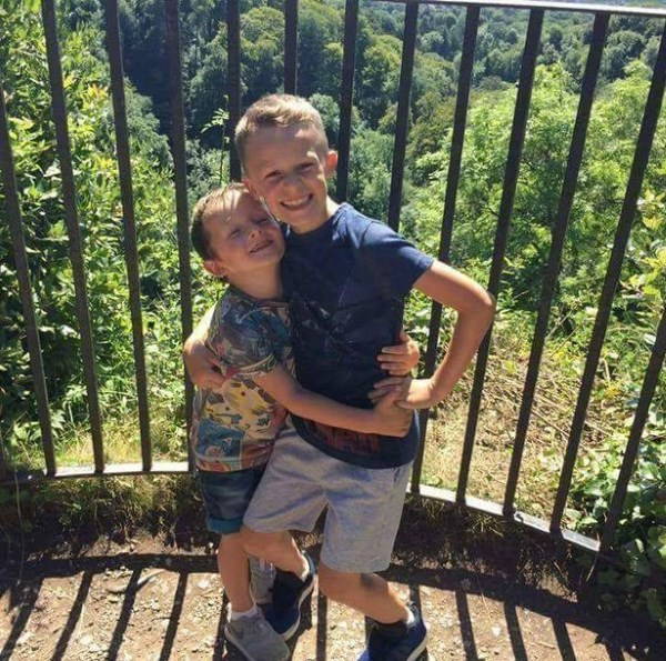 Bailey, le garçon qui a réussi à serrer dans ses bras sa petite sœur avant de mourir d'un cancer