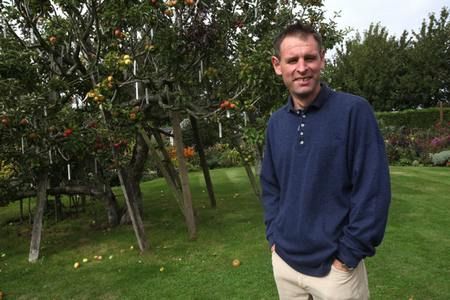 Paul Barnett, o homem que cultivou 250 variedades de maçãs em uma única árvore