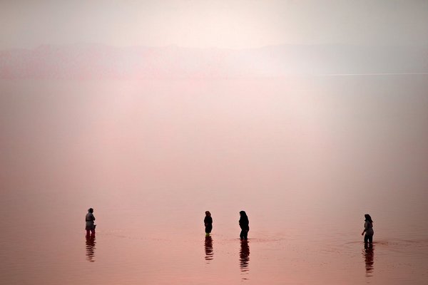 Lago Urmia, the wonderful pink lake that is disappearing due to man (PHOTO)