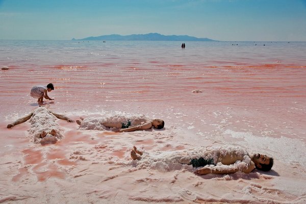 Lago Urmia, el maravilloso lago rosa que está desapareciendo por culpa del hombre (FOTO)