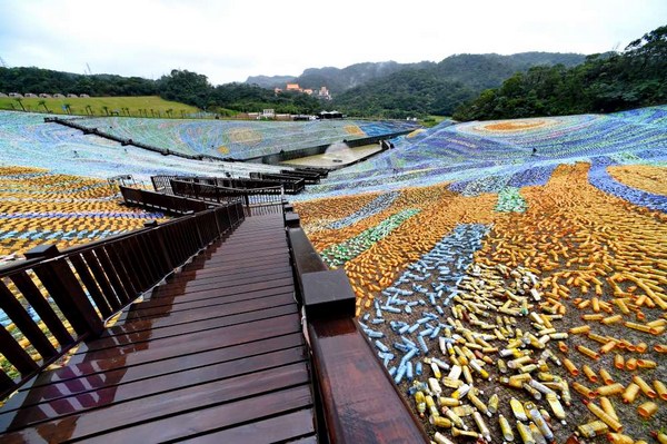 El mosaico de botellas recicladas que recuerda la Noche estrellada de Van Gogh (FOTO)