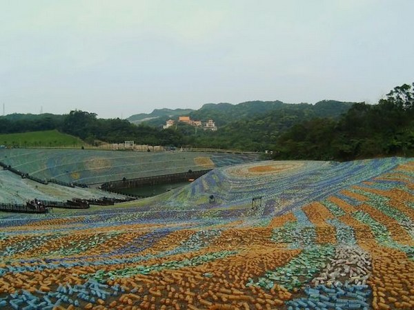 La mosaïque de bouteilles recyclées qui rappelle la Nuit étoilée de Van Gogh (PHOTO)