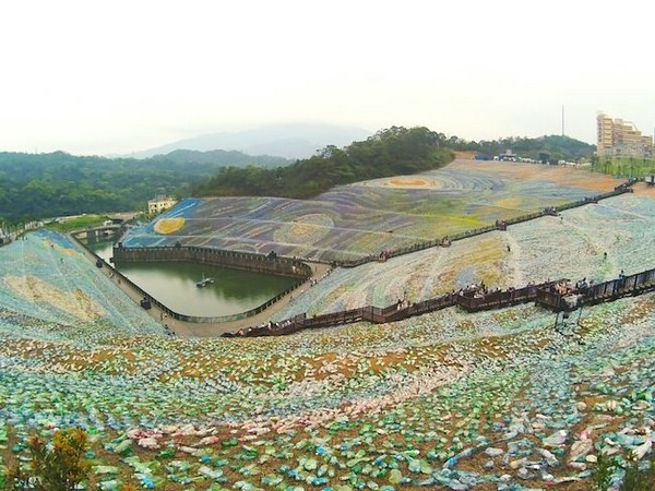 El mosaico de botellas recicladas que recuerda la Noche estrellada de Van Gogh (FOTO)
