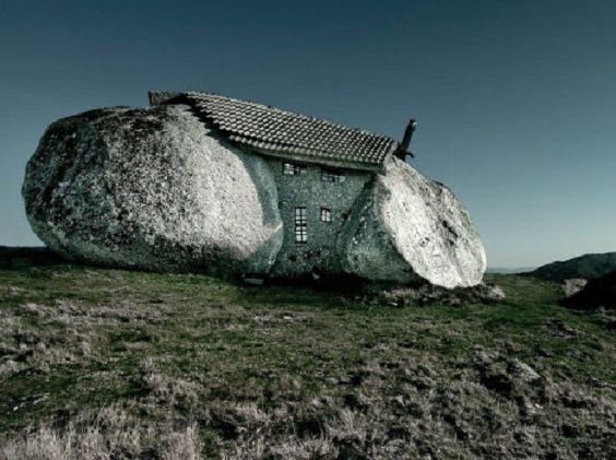“Casa do Penedo”: la casa de piedra al estilo Picapiedra