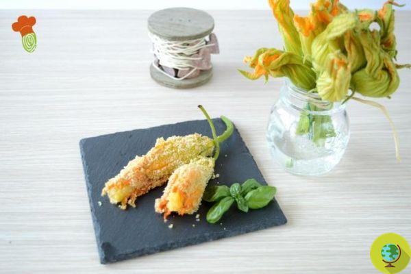Flores de calabacín crujientes rellenas de patata y pimentón [receta vegana]