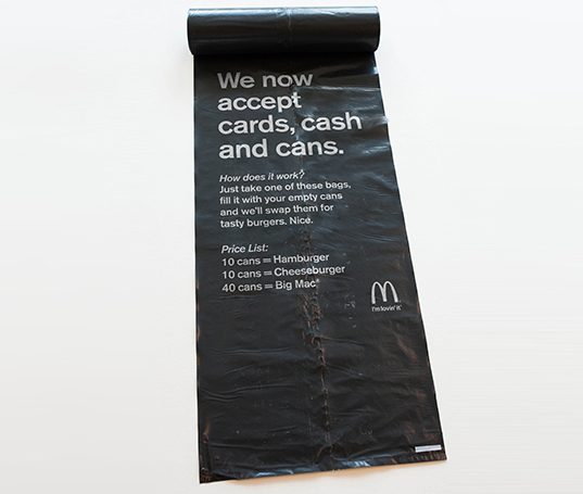 McDonald's: em Estocolmo um hambúrguer grátis com 10 latas vazias