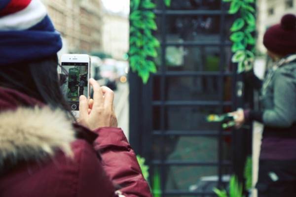 Arte de rua: as cabines telefônicas de Londres tornam-se fantásticas esquinas verdes