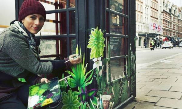 Street art : les cabines téléphoniques de Londres deviennent de fantastiques coins verts