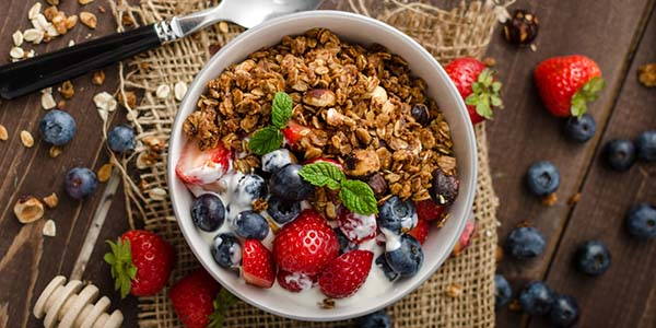 Céréales et muesli du petit-déjeuner DIY sans (ou avec peu) de sucre : 10 recettes