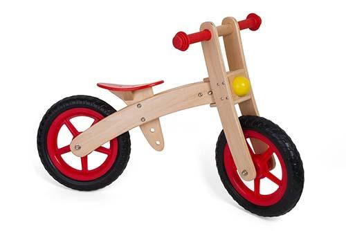 Correpasillos, triciclos y bicicletas de madera: por qué todo niño debería tenerlos